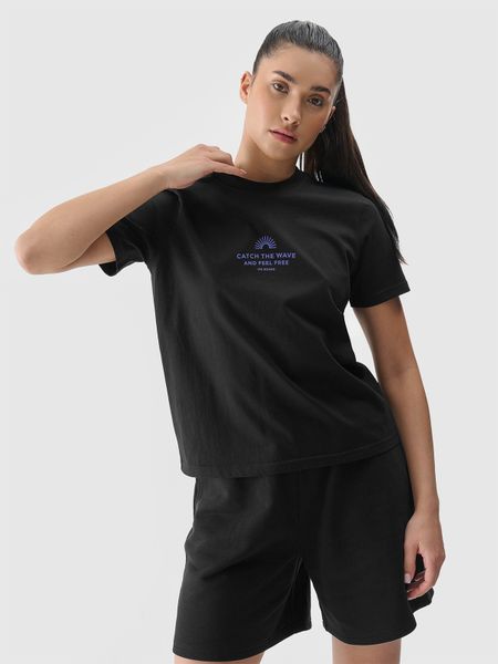 4F T-shirt regular z nadrukiem damski - czarny M. Czarne t-shirty damskie 4F, m, bez wzorów, z bawełny, klasyczne, bez kołnierzyka, bez ramiączek. W wyprzedaży za 29.99 zł.