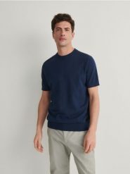 Sweter z krótkim rękawem - granatowy. Niebieskie swetry męskie Reserved, l, bez wzorów, z bawełny, bez kołnierzyka, bez ramiączek. W wyprzedaży za 69.99 zł.
