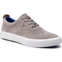 Tenisówki TOMMY HILFIGER - Core Thick Suede Sneaker FM0FM02050 Griffin 991. Szare trampki męskie Tommy Hilfiger, bez wzorów, z gumy, eleganckie, bez zapięcia. W wyprzedaży za 249.00 zł.