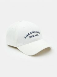 Czapka z daszkiem z haftowanym napisem Los Angeles - biały. Białe czapki damskie Sinsay, bez wzorów. Za 15.99 zł.