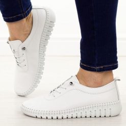 Białe skórzane półbuty damskie T.Sokolski 4000. Białe półbuty damskie Sokolski, na jesień, bez wzorów, z jeansu, biznesowe, z okrągłym noskiem, bez obcasa, na płaskiej podeszwie, bez zapięcia. Za 249.00 zł.