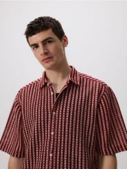 Wzorzysta koszula comfort fit - czerwony. Czerwone koszule męskie Reserved, l, bez wzorów, z bawełny, bez kołnierzyka, bez ramiączek. Za 149.99 zł.