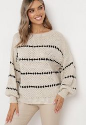 Jasnobeżowy Sweter z Bufiastymi Rękawami Ozdobiony Cienkimi Paskami Bilentia. Brązowe swetry nierozpinane damskie Born2be, z aplikacjami, klasyczne, bez kołnierzyka, bez ramiączek. Za 74.99 zł.