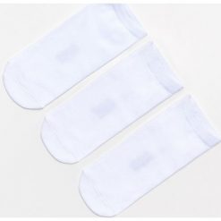 3 pack krótkich skarpetek basic - Biały. Białe skarpety męskie Cropp, bez wzorów. Za 29.99 zł.