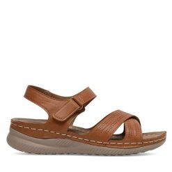 Sandały Clara Barson. Brązowe sandały damskie Clara Barson, bez wzorów, bez obcasa, na płaskiej podeszwie, bez zapięcia. Za 59.99 zł.