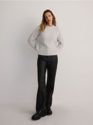 Sweter z warkoczowym splotem - jasnoszary. Szare swetry nierozpinane damskie Reserved, l, bez wzorów, z dzianiny, bez kołnierzyka, bez ramiączek. W wyprzedaży za 49.99 zł.