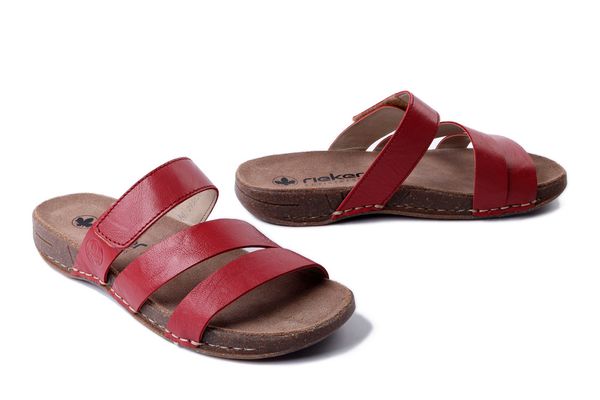 RIEKER 61450-33 red, klapki damskie. Czerwone klapki damskie Rieker, na lato, bez wzorów, bez obcasa, bez zapięcia. Za 289.90 zł.