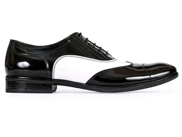 Czarno białe lakierki męskie - Spektatory Al Capone Caponki T25. Białe buty wizytowe męskie Modini Moda Męska, bez wzorów, ze skóry, bez obcasa, bez zapięcia. W wyprzedaży za 333.00 zł.