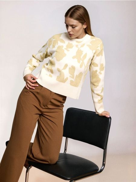 Sweter ze wzorem - kremowy. Białe swetry nierozpinane damskie Sinsay, l, bez wzorów, bez kołnierzyka, bez ramiączek. Za 59.99 zł.