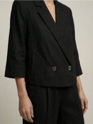Dwurzędowy żakiet z domieszką wiskozy - czarny. Czarne marynarki i żakiety damskie Sinsay, bez wzorów, z wiskozy, bez kołnierzyka, bez ramiączek. Za 69.99 zł.