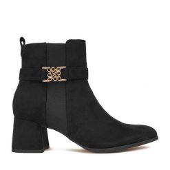 Botki Nine West. Czarne botki damskie Nine West, bez wzorów, bez obcasa, na słupku, bez zapięcia. Za 289.99 zł.