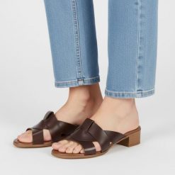 Klapki damskie Armodo, cholewka skóra naturalna fason wsuwany szerokie paski z przodu otwarty nosek niski stabilny obcas klasyczna podeszwa, brązowe,. Brązowe klapki damskie Armodo, bez wzorów, ze skóry, klasyczne, z otwartym noskiem, bez obcasa, na obcasie, bez zapięcia. Za 279.00 zł.