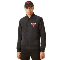Kurtka Chicago Bulls Logo. Czarne kurtki męskie New Era, l, bez wzorów, z materiału, retro, bez kaptura. Za 444.80 zł.