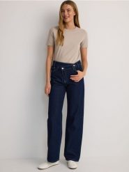 Jeansy wide leg z asymetrycznym zapięciem - granatowy. Niebieskie jeansy damskie Reserved, bez wzorów, z bawełny, z podwyższonym stanem. W wyprzedaży za 89.99 zł.