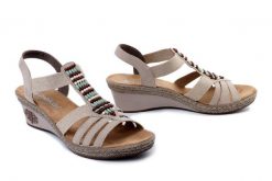 RIEKER V2451-62 beige, sandały damskie. Brązowe sandały damskie Rieker, bez wzorów, bez obcasa, na koturnie, bez zapięcia. Za 209.93 zł.