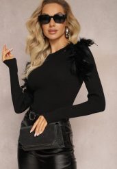 Czarny Sweter z Piórami i Koralikami Kaese. Czarne swetry nierozpinane damskie Renee, z aplikacjami, z dzianiny, casualowe, bez kołnierzyka, bez ramiączek. Za 109.99 zł.