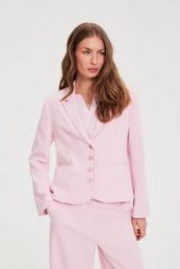 Jednorzędowa marynarka różowa. Czerwone marynarki i żakiety damskie MOODO, bez wzorów, z elastanu, bez kołnierzyka, bez ramiączek. Za 199.99 zł.