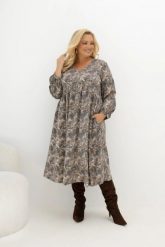 Wzorzysta sukienka midi Everyday Beauty z dekoltem V i kieszeniami w odcieniach szarości, beżu i brązu Plus Size Oversize. Szare sukienki damskie Moda Size Plus Iwanek, do pracy, na jesień, l, bez wzorów, z materiału, biznesowe, bez kołnierzyka, plus size, bez ramiączek, maxi, oversize. Za 289.90 zł.