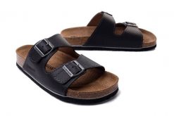 DR. BRINKMANN 600420-1 schwarz, klapki profilaktyczne męskie. Czarne klapki męskie Dr. Brinkmann, bez wzorów, ze skóry, bez zapięcia. Za 309.90 zł.
