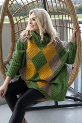 Kolorowy sweter jak ponczo z golfem wzór w romby zielony. Zielone swetry nierozpinane damskie PeeKaBoo, uniwersalny, bez wzorów, eleganckie, bez kołnierzyka, bez ramiączek. Za 329.00 zł.