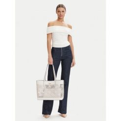 Torebka Guess. Białe shopperki damskie Guess, z aplikacjami, bez dodatków. Za 679.99 zł.