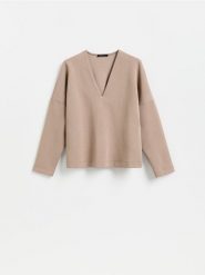 Bluza z dekoltem V - brązowy. Brązowe bluzy damskie Reserved, l, bez wzorów, z bawełny, bez ramiączek, bez kaptura. Za 89.99 zł.