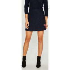 Tommy Jeans - Spódnica. Niebieskie spódnice damskie Tommy Jeans, na co dzień, m, z aplikacjami, z jeansu, casualowe, mini, proste. W wyprzedaży za 269.90 zł.