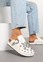 Białe Rockowe Klapki Mule Zdobione Klamrami i Biżuteryjnymi Aplikacjami Tidanoriel. Białe klapki damskie Renee, z aplikacjami, z jeansu, eleganckie, bez obcasa, na płaskiej podeszwie, bez zapięcia. W wyprzedaży za 89.99 zł.