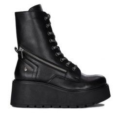 Botki Maciejka. Czarne botki damskie Maciejka, bez wzorów, bez obcasa, na koturnie, bez zapięcia. Za 559.99 zł.