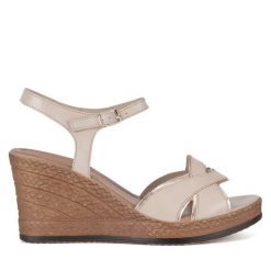 Sandały Lasocki. Brązowe sandały damskie Lasocki, bez wzorów, bez obcasa, na koturnie, bez zapięcia. Za 179.99 zł.