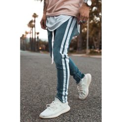 Męskie jeansy LEONARD BLUE. Niebieskie jeansy męskie Męskie jeansy LEONARD BLUE, z jeansu. W wyprzedaży za 119.00 zł.