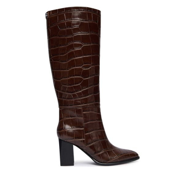 Kozaki Guess. Brązowe kozaki damskie Guess, z aplikacjami, bez obcasa, na słupku, bez zapięcia. Za 639.99 zł.