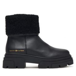 Botki Tommy Hilfiger. Czarne botki damskie Tommy Hilfiger, bez wzorów, bez obcasa, na płaskiej podeszwie, bez zapięcia. Za 749.99 zł.