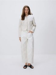 Marynarka z koronkowym kołnierzykiem - beżowy. Brązowe marynarki i żakiety damskie Reserved, bez wzorów, z koronki, klasyczne, bez kołnierzyka, bez ramiączek. Za 239.99 zł.