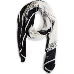 Szal CALVIN KLEIN - Geo Quilt Scarf K60K605145 001. Białe szaliki damskie Calvin Klein, bez wzorów, z materiału. W wyprzedaży za 169.00 zł.