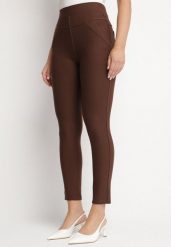 Brązowe Spodnie o Dopasowanym Kroju z Gumką w Talii i Kieszeniami Rizenna. Brązowe spodnie materiałowe damskie Born2be, bez wzorów, z jeansu, eleganckie. Za 39.99 zł.