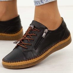 Czarne skórzane półbuty damskie T.Sokolski 8207. Czarne półbuty damskie Sokolski, na jesień, bez wzorów, z jeansu, biznesowe, z okrągłym noskiem, bez obcasa, na płaskiej podeszwie, bez zapięcia. Za 319.00 zł.