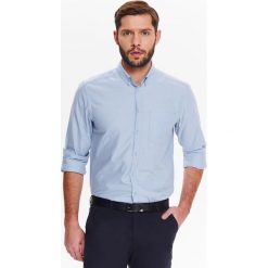 KOSZULA MĘSKA TALIOWANA Z TKANINY OXFORD Z KOŁNIERZEM TYPU BUTTON DOWN. Niebieskie koszule męskie TOP SECRET, na lato, m, bez wzorów, z tkaniny, biznesowe, bez kołnierzyka, bez ramiączek. W wyprzedaży za 39.99 zł.