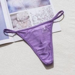 Stringi z wysokim wycięciem idealne pod obcisłe ubrania Domiziana. Czerwone majtki damskie Intica, z materiału. Za 69.00 zł.