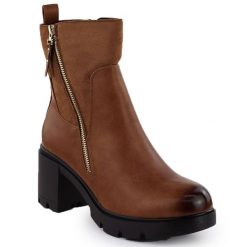 Botki damskie ocieplane na słupku z zamkiem camel M.Daszyński 23108. Brązowe botki damskie M.Daszyński, bez wzorów, ze skóry ekologicznej, bez obcasa, na słupku, bez zapięcia. Za 99.99 zł.