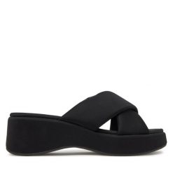 Klapki ONLY Shoes. Czarne klapki damskie ONLY Shoes, bez wzorów, bez obcasa, bez zapięcia. Za 99.99 zł.
