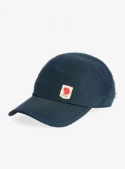 Czapka z daszkiem Fjallraven High Coast Wind Cap. Niebieskie czapki damskie Fjällräven, bez wzorów, z materiału, eleganckie. Za 181.49 zł.