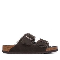 Klapki Birkenstock. Brązowe klapki damskie Birkenstock, bez wzorów, bez obcasa, bez zapięcia. Za 749.99 zł.