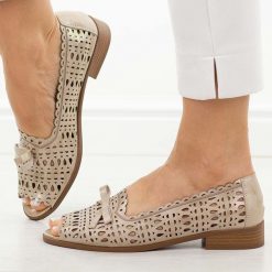 Złote ażurowe półbuty damskie M.Daszyński 25113-10. Żółte półbuty damskie M.Daszyński, na lato, w ażurowe wzory, ze skóry, casualowe, z otwartym noskiem, bez obcasa, na płaskiej podeszwie, bez zapięcia. Za 219.00 zł.