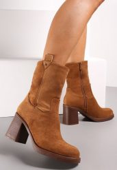 Brązowe Botki z Ekozamszu na Słupku Stylizowanym na Drewnianym Lavissa. Brązowe botki damskie Renee, bez wzorów, bez obcasa, na obcasie, bez zapięcia. Za 149.99 zł.