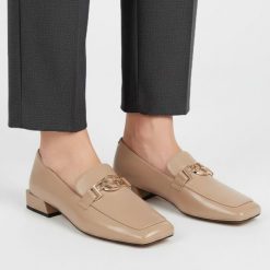 Półbuty damskie S.Barski, cholewka skóra naturalna licowa gładka fason niski kwadratowy nosek ozdobny metalowy element na podbiciu niski stabilny obc. Brązowe półbuty damskie S.BARSKI, bez wzorów, ze skóry, bez obcasa, na obcasie, bez zapięcia. Za 389.00 zł.