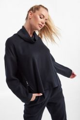 Sweter wełniany EMPORIO ARMANI. Swetry nierozpinane damskie Emporio Armani, bez wzorów, z wełny, bez kołnierzyka, bez ramiączek. W wyprzedaży za 1,196.37 zł.