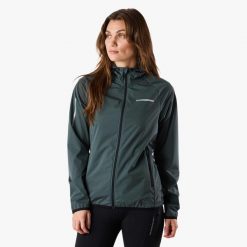 Kurtka do biegania damska Swedemount Ultra Light Running Jacket szybkoschnąca. Czarne kurtki sportowe damskie SWEDEMOUNT, xs, bez wzorów, z materiału, bez ramiączek, z kapturem, do biegania. Za 329.99 zł.