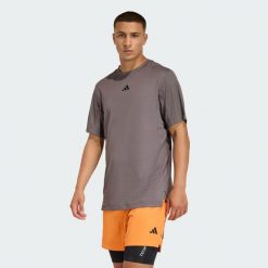 KOSZULKA D4T PrimeLift 3 STRIPES. Brązowe koszulki sportowe męskie Adidas, bez wzorów, bez ramiączek, na fitness i siłownię. Za 219.00 zł.