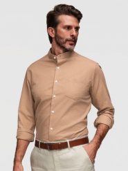 Lniana koszula męska ze stójką i kieszenią REGULAR FIT– jasnobrązowa V7 - Rozmiar: XXL. Brązowe koszule męskie Ombre Clothing, na lato, m, bez wzorów, z bawełny, biznesowe, bez kołnierzyka, bez ramiączek. Za 229.99 zł.